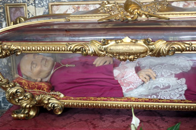 Il crocifisso stava sul petto mentre l'anello era all'anulare della mano destra
