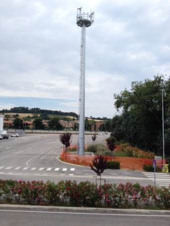 L'antenna della Vodafone di Civitanova