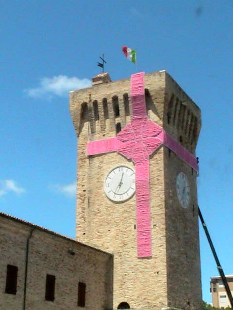 Il fiocco rosa sulla Torre del Castello Svevo