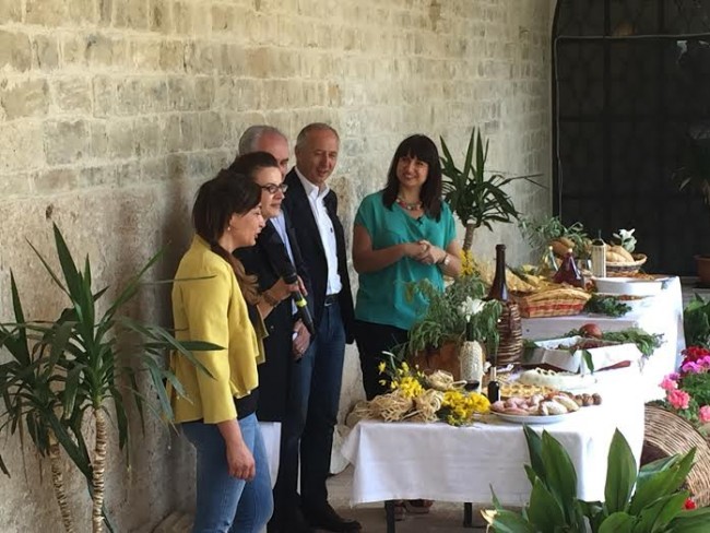 Il sindaco Filippo Saltamartini presenta le bontà di Cingoli che finiranno all'Expo