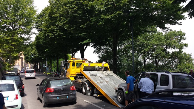 La Nissan portava via dal carro attrezzi