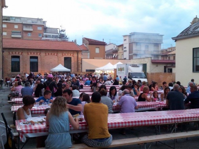 La cena al cortile della scuola Diaz