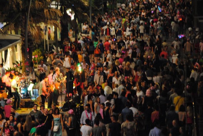 La folla davanti al Passion Beach