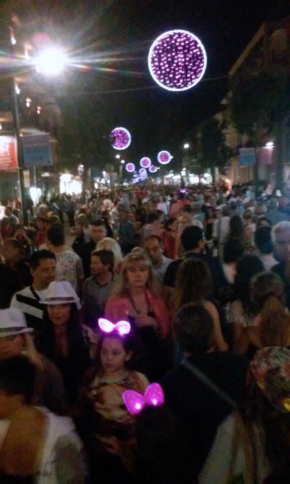 La folla in corso Matteotti prima dell'acquazzone