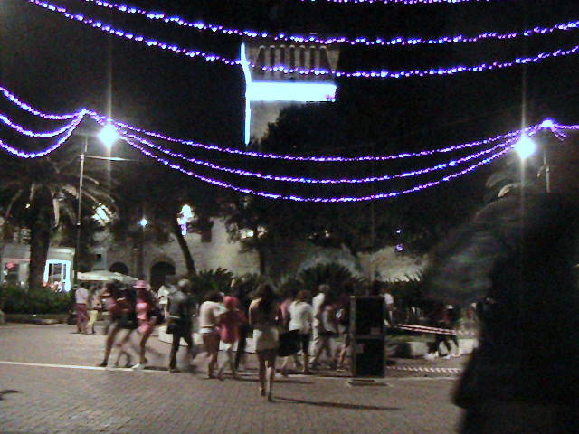 La gente abbandona la piazza