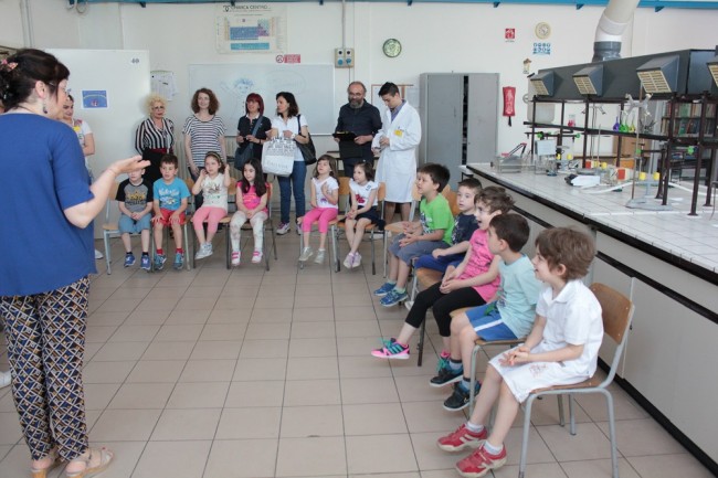 Laboratorio Chimica Itis Divini e bambini Luzi (3)