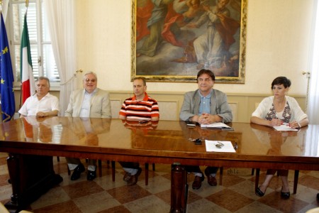 nella foto da sinistra Paolo Pierleoni Asppi, Claudio Monterotti Appc (ass.piccoli proprietari case), il sindaco Tommaso Corvatta e Enrico e Elisa Piacentini della Rst