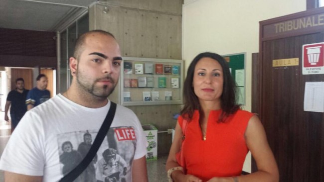 Francesco Sicolo insieme al suo legale, l'avvocato Maria Cristina Tasselli