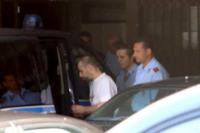 Moreno Ruggeri mentre sale sul furgone della polizia penitenziaria per tornare in carcere a Camerino