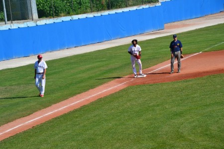 Nathanael Manoly Batista De Jesus corridore in terza base. A fianco il coach Fabio Sampaolo