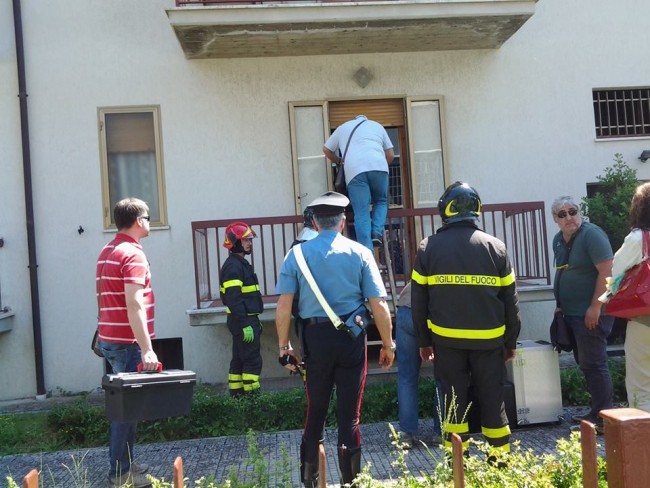 Vigili del fuoco e carabinieri sul luogo dell'omicidio-suicidio a Matelica