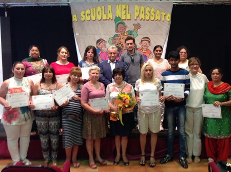 Le mamme di regazzi stranieri del progetto di alfabetizzazione "Mamme a scuola