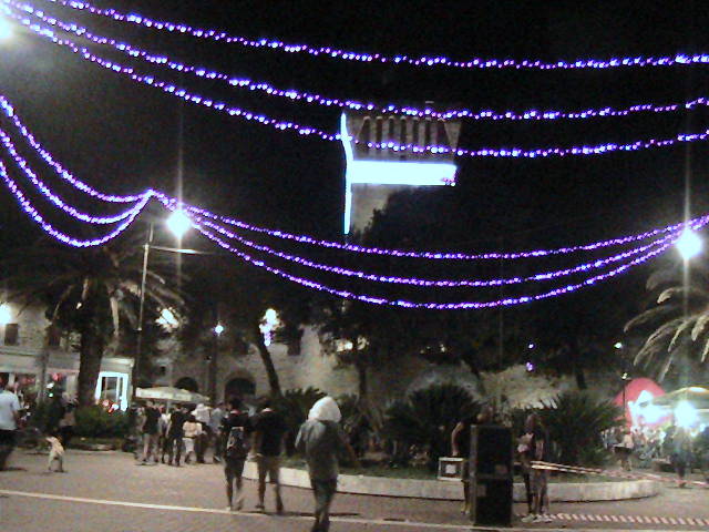 Si fugge via dalla pioggia in piazza Brancondi