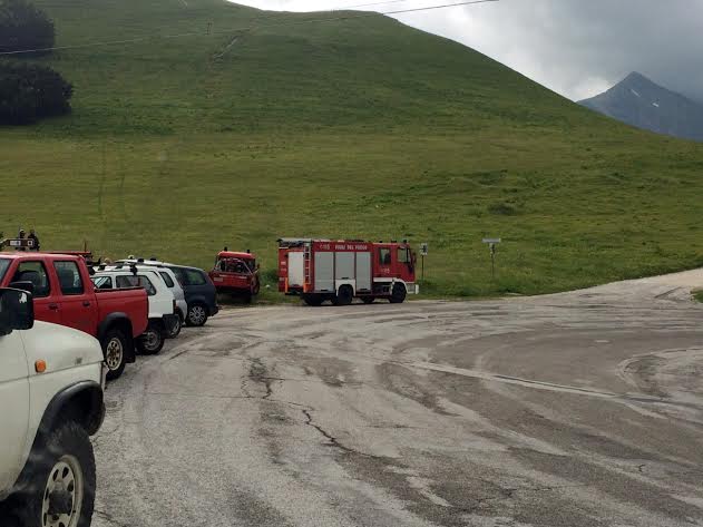 I vigili del fuoco per i soccorsi al cane e ai due escursionisti