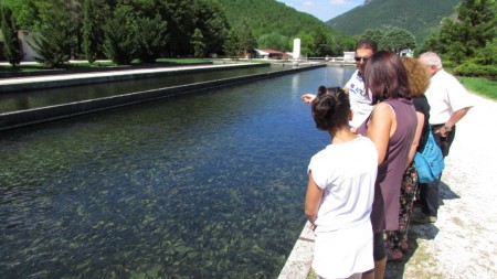Un gruppo di visitatori presso l'azienda Erede Rossi