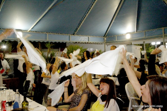 Un momento di festa durante la cena pro croce verde