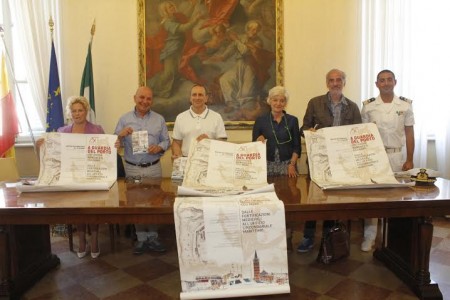 Da sinistra Cristiana Cecchetti, Marco Pipponzi, il sindaco Tommaso Corvatta, Maria Grazia Pancaldi direttore dell'archivio di Stato di Macerata, Giulio Silenzi e Il Comandante del Porto Tv Michele Grottoli
