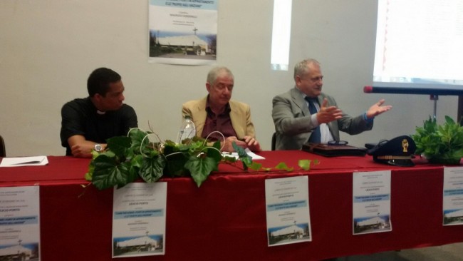 Da sinistra: don Andres, il giornalista Maurizio Verdenelli e il questore Leucio Porto