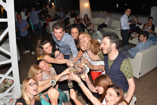 il brindisi con i protagonisti del party