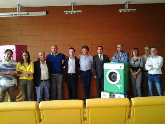 Foto di gruppo per i rappresentanti di Cosmari, Legambiente e Agp