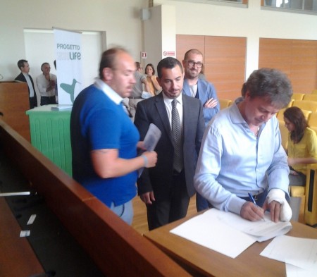 Il presidente del Cosmari, Marco Graziano Ciurlanti, sottoscrive la convenzione
