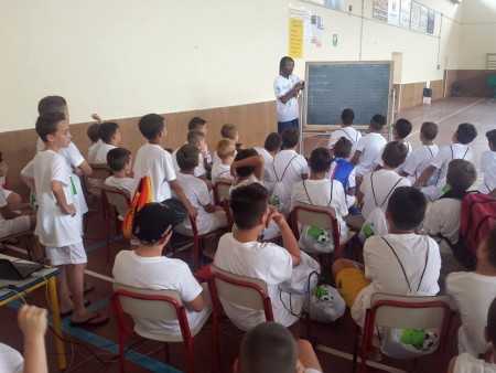 Cristian Manfredini con i ragazzi del camp Aic di Potenza Picena