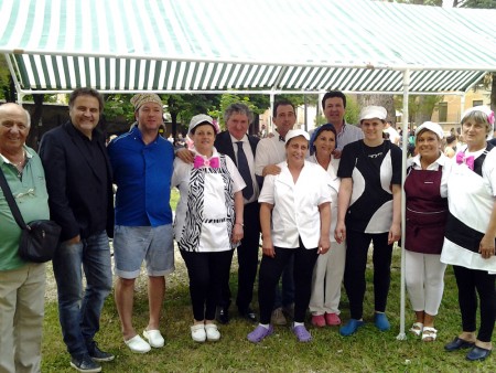 Foto di gruppo con le cuoche del Don Bosco