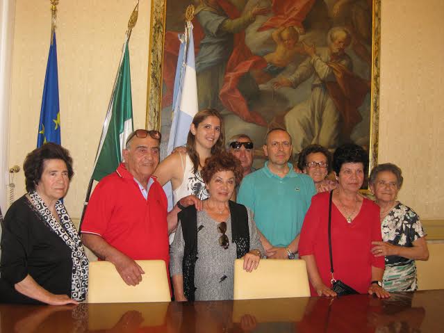 Erika Rapetti assieme al sindaco e ai suoi parenti civitanovesi