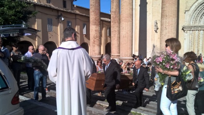 Il feretro di Luigi Pavoni all'uscita dalla chiesa