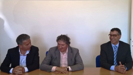 Il sindaco di Tolentino Giuseppe Pezzanesi in mezzo al vice direttore Renato Frontini e al direttore Confcommercio Marche Centrali Massimiliano Polanco