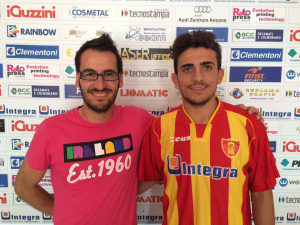 Il direttore tecnico della Recanatese Alberto Virgili con il neo acquisto Marco Mariani