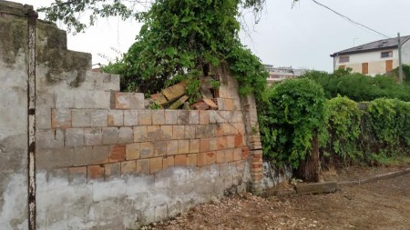 Una parte di muro caduto allo chalet La Contessa, sul lungomare nord