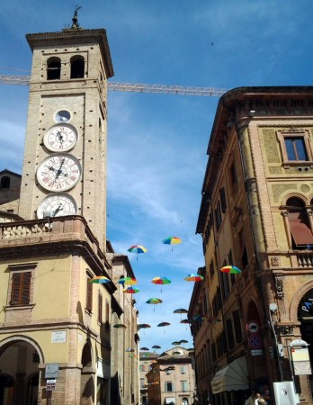Gli ombrelli in piazza della Libertà a Tolentino