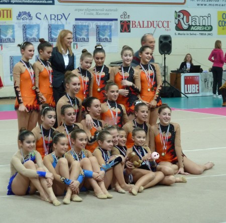 Foto di gruppo per la Pink Ribbon di Macerata
