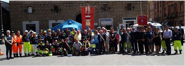 Foto di gruppo per il decennale del gruppo tolentinate della protezione civile