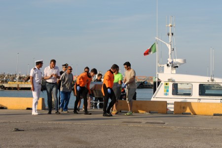 La bara con dentro l'uomo trovato morto in mare