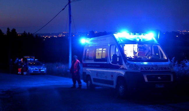 L'ambulanza sul luogo dove è deceduto il rumeno in sella alla sua bici