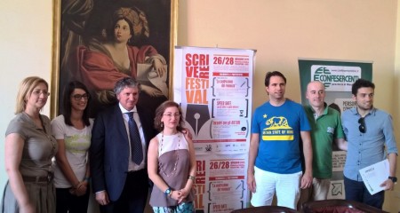 L'assessore Orietta Leonori, il sindaco Giuseppe Pezzanesi e il consigliere Alessandro Massi con gli organizzatori di Scrivere Festival