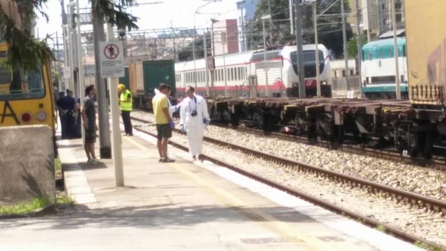 stazione civitanova suicidio 00