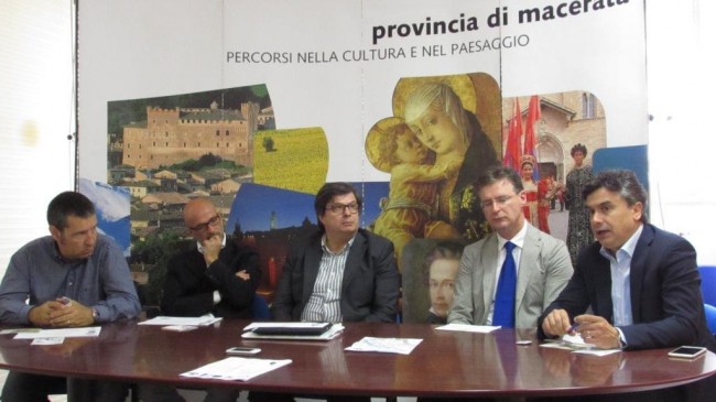 Da sinistra: Roberto Potentini, assessore del comune di Maltelia e enologo delle Cantine Belisario, Alberto Monachesi di Tipicità, Giancarlo Temperilli, sindaco di Sefro, Andrea Spaterna di Unicam e il rettore dell'università di Camerino Flavio Corradini
