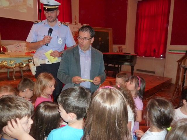 Il sindaco Fiordomo con i bimbi delle scuole d'infanzia