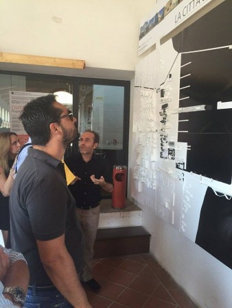 L'assessore Poeta osserva i progetti dei ragazzi della facoltà di architettura