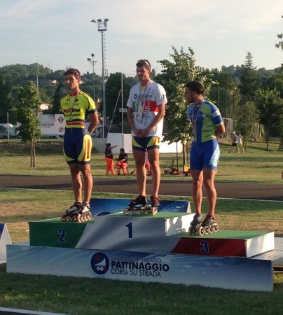 Andrea Angeletti sul gradino più alto del podio, al secondo posto Danny Sargoni