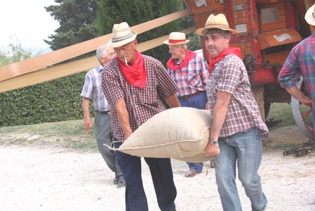 6 - Trasporto del sacco di grano