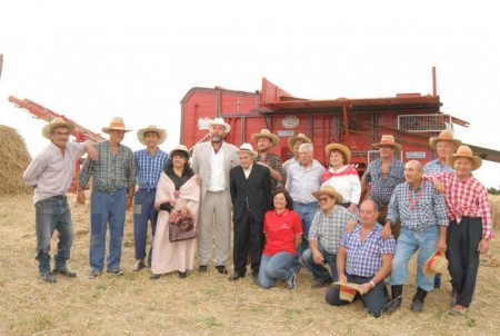 Alcuni organizzatori dell'evento con al centro Annamaria Tittarelli, leader del gruppo folkloristico cingolano
