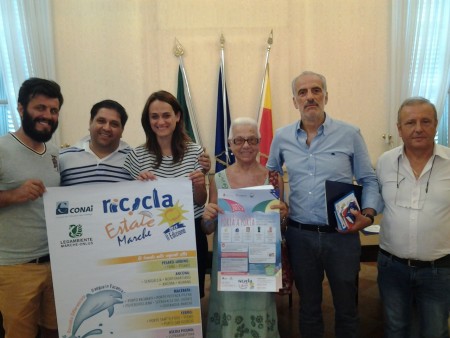 nella foto da sinistra Bagalini e Gattafoni del Cosmari, il presidente di Legambiente Marche Francesca Pulcini, Giorgia Belforte di Legambiente Civitanova, Giulio Silenzi assessore ambiente e Giuseppe Giampaoli direttore Cosmari