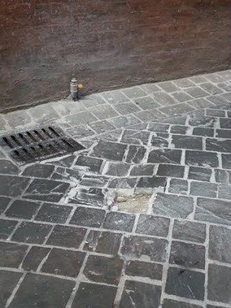 Il buco rimasto sulla strada