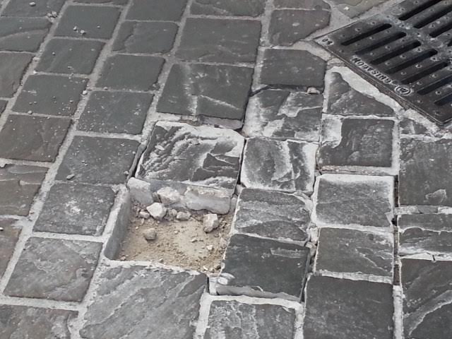 Il punto in cui è saltata la pavimentazione