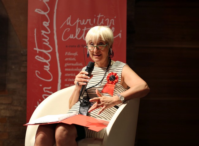 Cinzia-Maroni-curatrice-degli-Aperitivi-Culturali_foto-LB