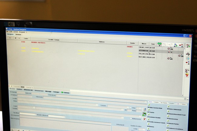 Il monitor con il programma in cui sono indicati i momenti della gestione degli interventi del 118